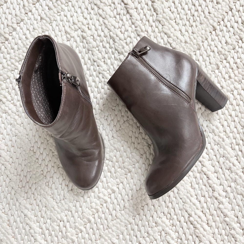 TAHARI Reunion Chocolate Brown Ankle Booties Zip Boots Block Heel Womens 8 EUC